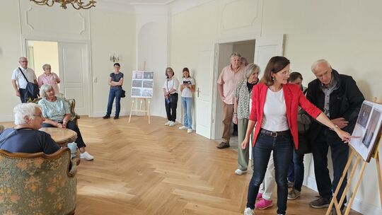 Gewürzt mit zahlreichen Anekdoten erweckte Schlossherrin Astrid Gräfin von Luxburg die vergangene Epoche zum Leben - sehr zur Fr