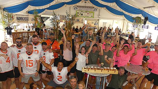 Die strahlenden Sieger des Volleyballturniers auf der Rhauner Kirb.
