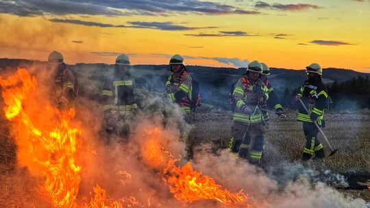 Unter realistischen Bedingungen trainierten die Einsatzkräfte auf einem abgeernteten Feld die Bekämpfung eines Flächenbrandes.