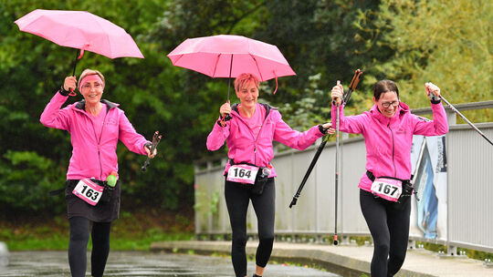 Im Regen laufen? Na, klar – aber dann doch bitte mit Regenschirm. So wie diese Frauen vom TSV Liebenscheid.