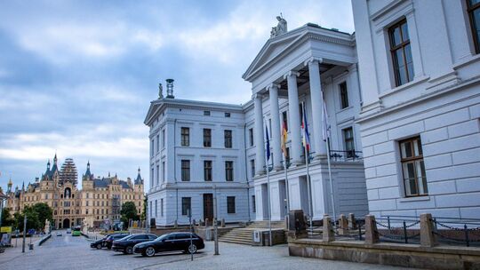 Staatskanzlei Schwerin und Schloss mit Sitz des Landtags