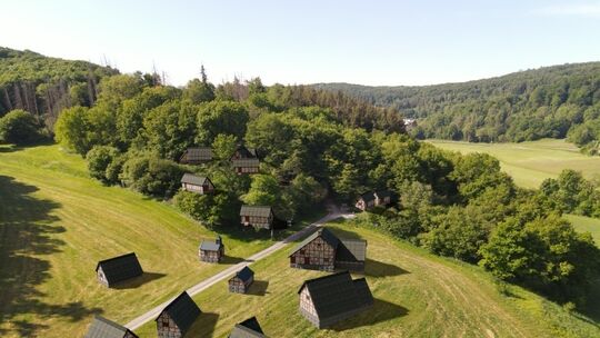 In der Wüstung Sespenroth können Besucher neuerdings per Smartphone auf eine virtuelle Zeitreise ins Jahr 1853 gehen. Damals sin
