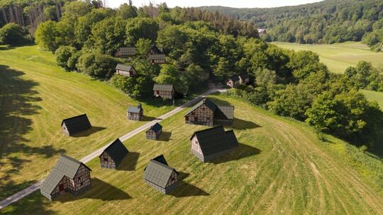 In der Wüstung Sespenroth können Besucher neuerdings per Smartphone auf eine virtuelle Zeitreise ins Jahr 1853 gehen. Damals sin