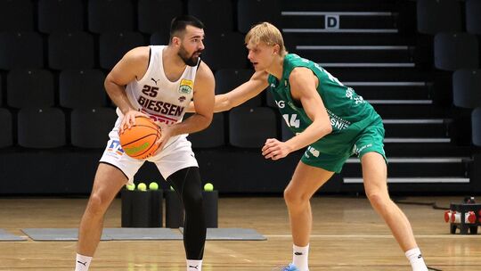 Jannis Sonnefeld (rechts, grünes Trikot im Testspiel gegen Gießen) geht bei den Baskets in seine zweite Saison. Der baumlange Fo