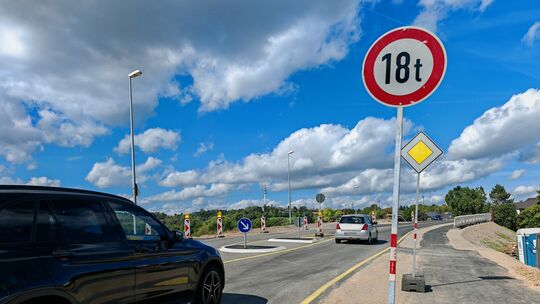 Auf der Behelfsbrücke über die Lahn in Staffel gilt eine Tonnagenbegrenzung - und Tempo 30.