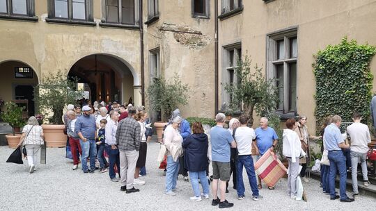Riesengroß war der Andrang beim Schätztag von Fabian Kahl: Die Schlange reichte stets bis in den Schlosshof.