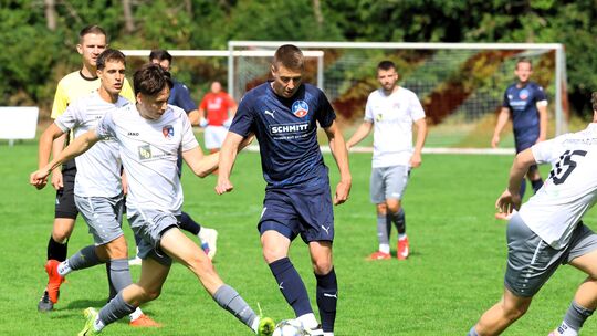 Die Fußballer der SG Maifeld-Elztal (weiße Trikots) sind innerhalb von vier Tagen zweimal gefordert: Zuerst steht am Donnerstag