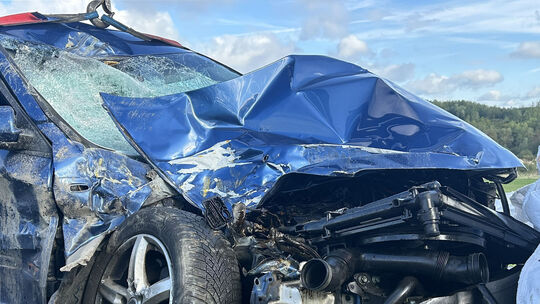 Der Pkw wurde bei dem Zusammeprall mit einem Lastwagen total zerstört und musste abgeschleppt werden. Der Pkw wurde bei dem Zusammeprall mit einem Lastwagen total zerstört und musste abgeschleppt werden.