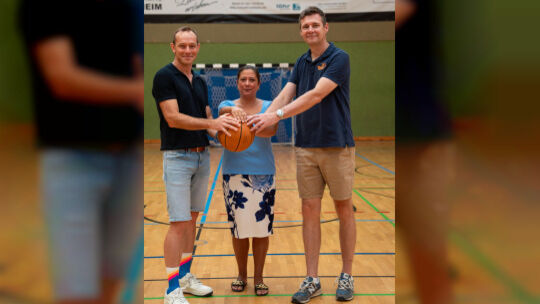Besiegeln die Spielgemeinschaft Girls Academy Rhein-Lahn: Jens Pötz (rechts, beim BBC Horchheim für den Spielbetrieb zuständig),
