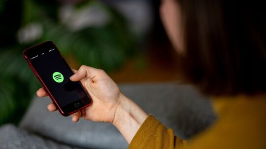 Das Logo der App Spotify auf einem Smartphone Das Logo der App Spotify auf einem Smartphone