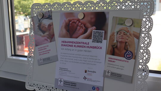 Am 11. August 2025 eröffnete die Hebammenzentrale im ersten Stock des Gesundheitszentrums in Simmern, direkt neben den Diakonie