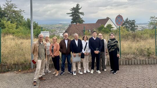 Die Anwohner des Salinenblicks protestieren gegen die weitaus massivere Bebauung des Geländes im Hintergrund – hier sollen siebe Die Anwohner des Salinenblicks protestieren gegen die weitaus massivere Bebauung des Geländes im Hintergrund – hier sollen siebe