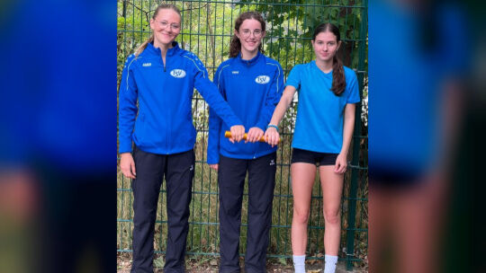 Lovis Gaß, Maya Bartholmes und Maya Rockenbach vom TSV Emmelshausen gewannen in Bad Ems das Staffelrennen (3x800 Meter) in der A