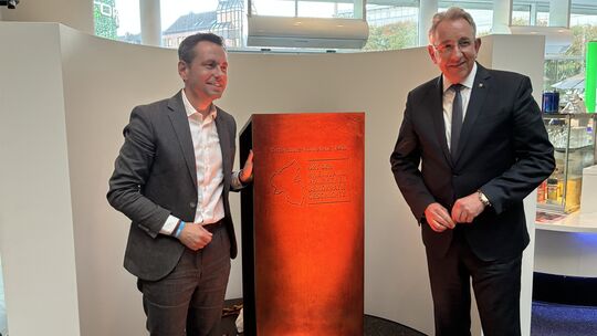 Oberbürgermeister David Langner (SPD) und Landtagspräsident Matthias Lammert (CDU) enthüllen im Forum Confluentes in Koblenz die