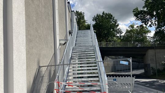 Die Treppe am „Q’damm Center“ wird zusammen mit dem Aufzug eine verkürzte Zuwegung von der Quengelstraße für Besucher ermögliche