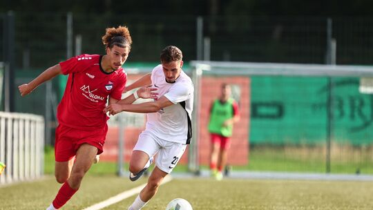 Eisbachtals und Can Malik Peacock (links, im Laufduell mit Gonsenheims Yannick Pohland) müssen im Rennen um den Klassenerhalt la