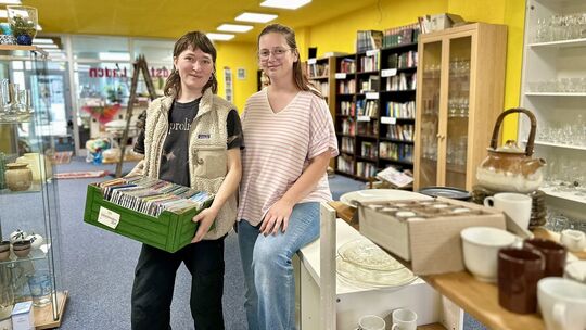 Die Initiatorinnen Paulina Sohni (links) und Sophie Bourger freuen sich: Ihr Kostnixladen in Höhr-Grenzhausen ist für den deutsc Die Initiatorinnen Paulina Sohni (links) und Sophie Bourger freuen sich: Ihr Kostnixladen in Höhr-Grenzhausen ist für den deutsc