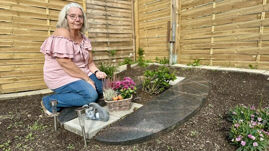 Silke Taverna hat die Asche ihrer Mutter im eigenen Garten in Ransbach-Baumbach beisetzen lassen. Das war deren letzter Wunsch.