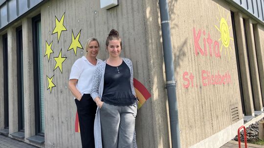 Netzwerkerin und Erzieherin Nadine Engelberth (von links) und Kita-Leiterin Andrea Blickheuser freuen sich auf das 50-jährige Ju