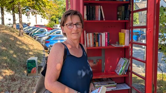 Katrin Börgmann kümmert sich seit Jahren ehrenamtlich um das öffentliche Bücherregal in Betzdorf.