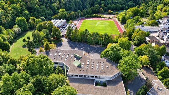 Der Schulstandort Auf Kyrau aus der Luft: Die Realschule plus liegt nahe des Gymnasiums Kirn. Die Realschule plus auf Halmen ist