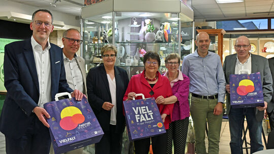 Zum Heimatshoppen ins Porzellanhaus konnten Hildegard und Margret Kaefer (Mitte) neben Minister Michael Ebling (von links) auch
