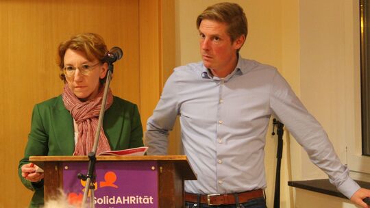 SPD-Fraktionsvorsitzender Christoph Schmitt, hier mit SPD-Landtagsabgeordneter Susanne Müller beim Programmparteitag in Kirchdau SPD-Fraktionsvorsitzender Christoph Schmitt, hier mit SPD-Landtagsabgeordneter Susanne Müller beim Programmparteitag in Kirchdau
