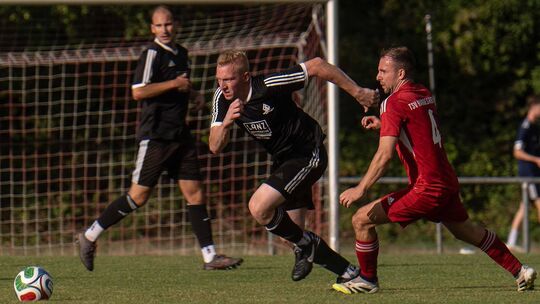 Christoph Alt und der VfL Simmertal (schwarze Trikots) sind derzeit nicht zu stoppen. Nun wartet das Derby gegen den SV Oberhaus Christoph Alt und der VfL Simmertal (schwarze Trikots) sind derzeit nicht zu stoppen. Nun wartet das Derby gegen den SV Oberhaus