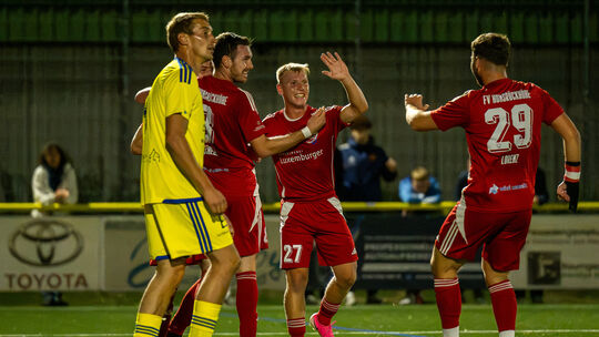 Die Enttäuschung steht Patrick Sehn-Henn (gelbes Trikot) ins Gesicht geschrieben. Hier kassiert sein TuS Kirchberg das 0:2, am E Die Enttäuschung steht Patrick Sehn-Henn (gelbes Trikot) ins Gesicht geschrieben. Hier kassiert sein TuS Kirchberg das 0:2, am E