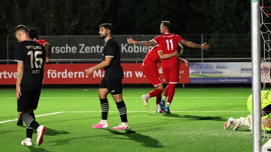 Abdrehen zum Jubeln: Immendorfs Nummer 11 Robin Reichert (in Rot) traf zweimal beim 3:0 gegen den VfB Linz und wurde so zum Mann Abdrehen zum Jubeln: Immendorfs Nummer 11 Robin Reichert (in Rot) traf zweimal beim 3:0 gegen den VfB Linz und wurde so zum Mann