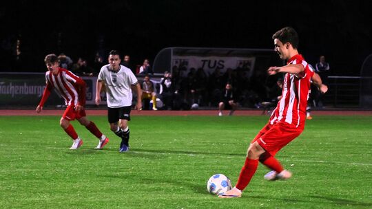 Das Tor des Tages: Louis Männchen (in Rot-Weiß) erzielt per Elfmeter das entscheidende 1:0 für die Gäste vom SV Untermosel beim Das Tor des Tages: Louis Männchen (in Rot-Weiß) erzielt per Elfmeter das entscheidende 1:0 für die Gäste vom SV Untermosel beim