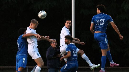 In einer hitzigen Partie mit vielen Karten führte der BSC Güls (in Blau) beim HSV Neuwied mit 3:1. Doch dann war vorzeitig Feier