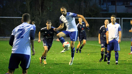 Mit fünf Treffern ist Thamy Nils Aurand (am Ball) der Torjäger in Reihen des VfL Wied Niederbieber (hier im Spiel bei der SG Fel
