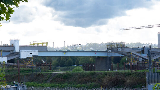 Da fehlt noch was: Die beiden mittleren Teile der neuen Pfaffendorfer Brücke können derzeit nicht geliefert werden, weil der Rhe