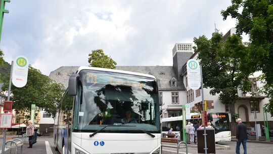 Der Zentrale Omnisubusbahnhof auf dem Endertplatz in Cochem wird von Linienbussen, aber auch von Reisebussen angefahren. Das ver
