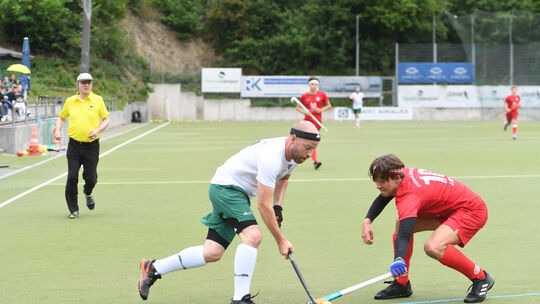 Der erfahrene Angreifer David Schneider (weißes Trikot) steht dem Limburger HC am Sonntag beim SC SaFo Frankfurt nicht zur Verfü Der erfahrene Angreifer David Schneider (weißes Trikot) steht dem Limburger HC am Sonntag beim SC SaFo Frankfurt nicht zur Verfü