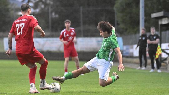 Albijon Bajramaj (grünes Trikot, hier im Spiel gegen Anadolu) vom SV Oberzissen, muss mit seinem Team gegen die ABC-Reserve voll