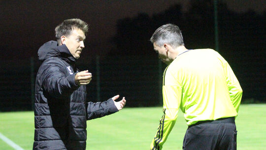 Diskussionen mit dem Schiedsrichter: Andernachs Coach Kim Kossmann (links) regte sich nach der Partie in Laubach auf, auch über