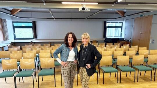 Sylvia Schifano von der Familienbildungsstätte und Sabine Parker bieten einen Resilienz-Kurs an.