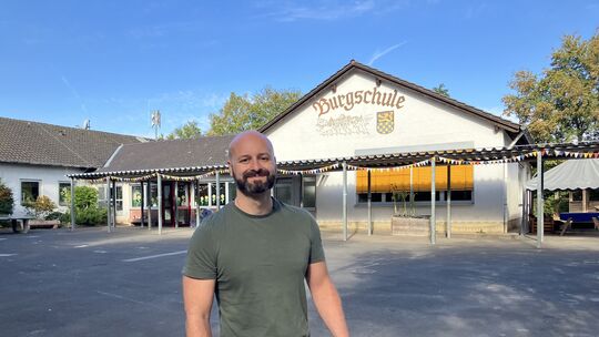 Die Burgschule liegt in ruhiger Waldrandlage und hat eine überschaubare Größe. Der kommissarische Schulleiter Julian Vogel und s