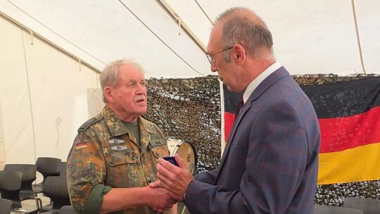 Oberst d. R. Hans-Ulrich Täubert, der Landesvorsitzende des Bundeswehrverbands (rechts), gratulierte dem 87-jährigen Gründungsmi