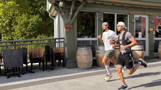 Sie wollen rennen, rennen und rennen: Jonas Lintgen (links) und Kerem Uludag brechen von Bad Kreuznach auf und joggen Richtung A