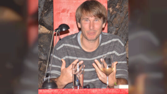 Trinkt ausnahmsweise mal Wein bei der Lesung: Ben Westphal, alias Bulle von Hamburg, gastiert im Weingut Feser mit Autorenkolleg