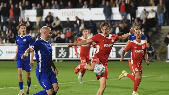 Ständiger Unruheherd: Tim Reidenbach (am Ball) ist bereits in der dritten Saison eine stabile Größe im Hüffelsheimer Sturm. Scha