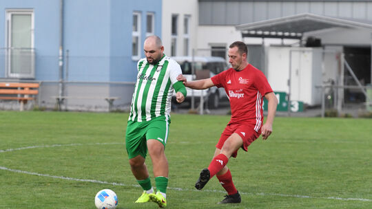Offensive war im Sportpark Trumpf. Niederneisens Adrian Schmidt behauptet in dieser Szene den Ball vor Reitzenhains André Dillen