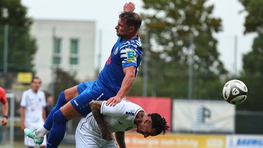 Der FC Germania Metternich (in Blau) holte im Heimspiel gegen den HSV Neuwied (in Weiß) drei Punkte. Gelingt den Metternichern d