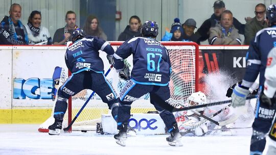 Hier war die Bären-Welt noch in Ordnung: Juuso Rajala brachte seinen EHC Neuwied gegen die Füchse Duisburg mit 1:0 in Führung. D