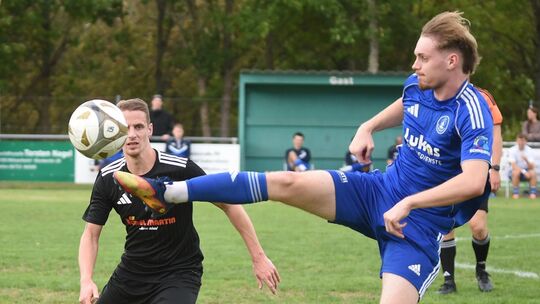 Schaut sich genau an, wie er gleich den Ball gewinnen kann: Alex Tiedtke (schwarzes Trikot) ist derzeit einer der formstärksten