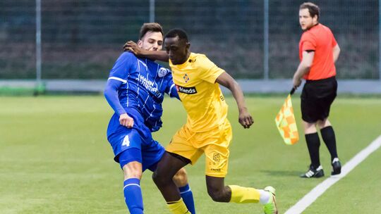 Am 1. April 2022 standen sich der FC Karbach (in Blau mit Jannik Mohr) und die TuS Koblenz (mit Yusupha Sawaneh) das letzte Mal