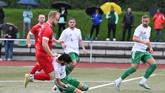 Nach der bitteren 2:5-Heimpleite gegen den SV Kripp sind die Fußballer des SV Remagen (weiße Trikots) am Sonntag bei Tabellenfüh